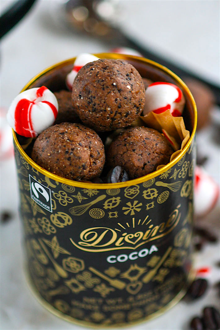 Gluten free and Vegan friendly peppermint mocha protein bites! Grain free , no bake, easy to make, and so tasty for holidays or for healthy dessert! @cottercrunch