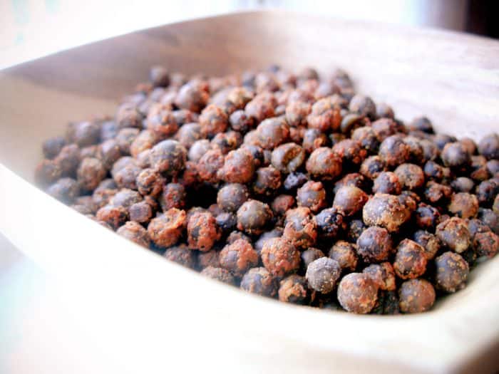Homemade Spicy Roasted Wasabi Peas - A healthy, gluten free snack that's perfect to give as a holiday gift, too.