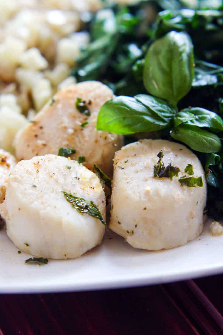 Steamed Scallops with Garlic, Herb, and veggies all cooked in ONE POT! Cooking Scallops can seem intimidating for some, but this paleo friendly dish is ready in 10 minutes and is SUPER easy to make. A Healthy Light meal for one or more!