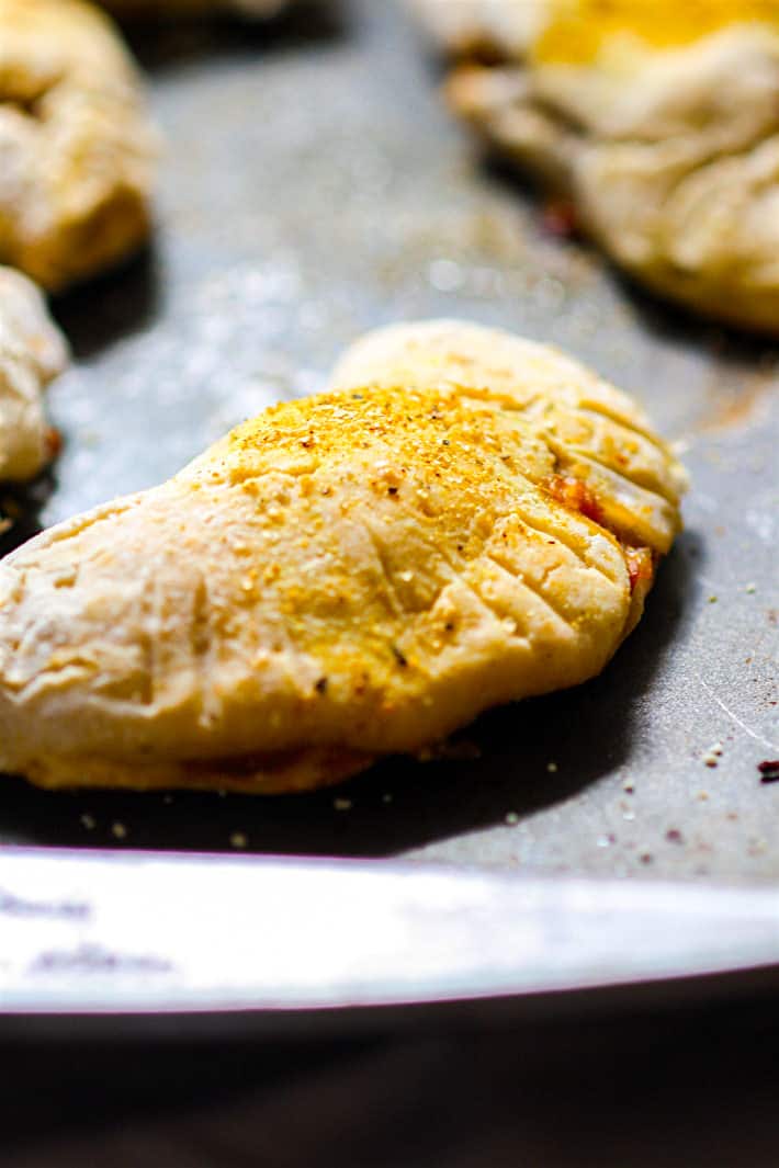 Gluten Free Honey Baked Ham and Potato Empanadas. Healthy Honey Baked Ham and sweet potatoes stuffed and baked in gluten free dough with tasty spices! A great appetizer, snack, and comfort food made easy! @cottercrunch