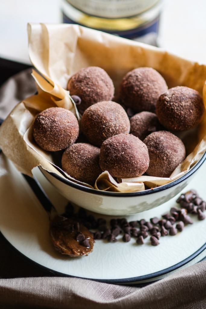 Dark Chocolate Whiskey Cake Bites {No Bake, Gluten Free} Dark Chocolate Whiskey Cake Bites {No Bake, Gluten Free}