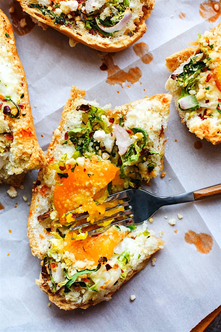 Healthy and gluten free Vegetable Stuffed Baked Egg Boats! For breakfast, brunch or dinner! These veggie packed baked egg boats are super easy, super healthy, and a tasty vegetarian meal that everyone enjoys!