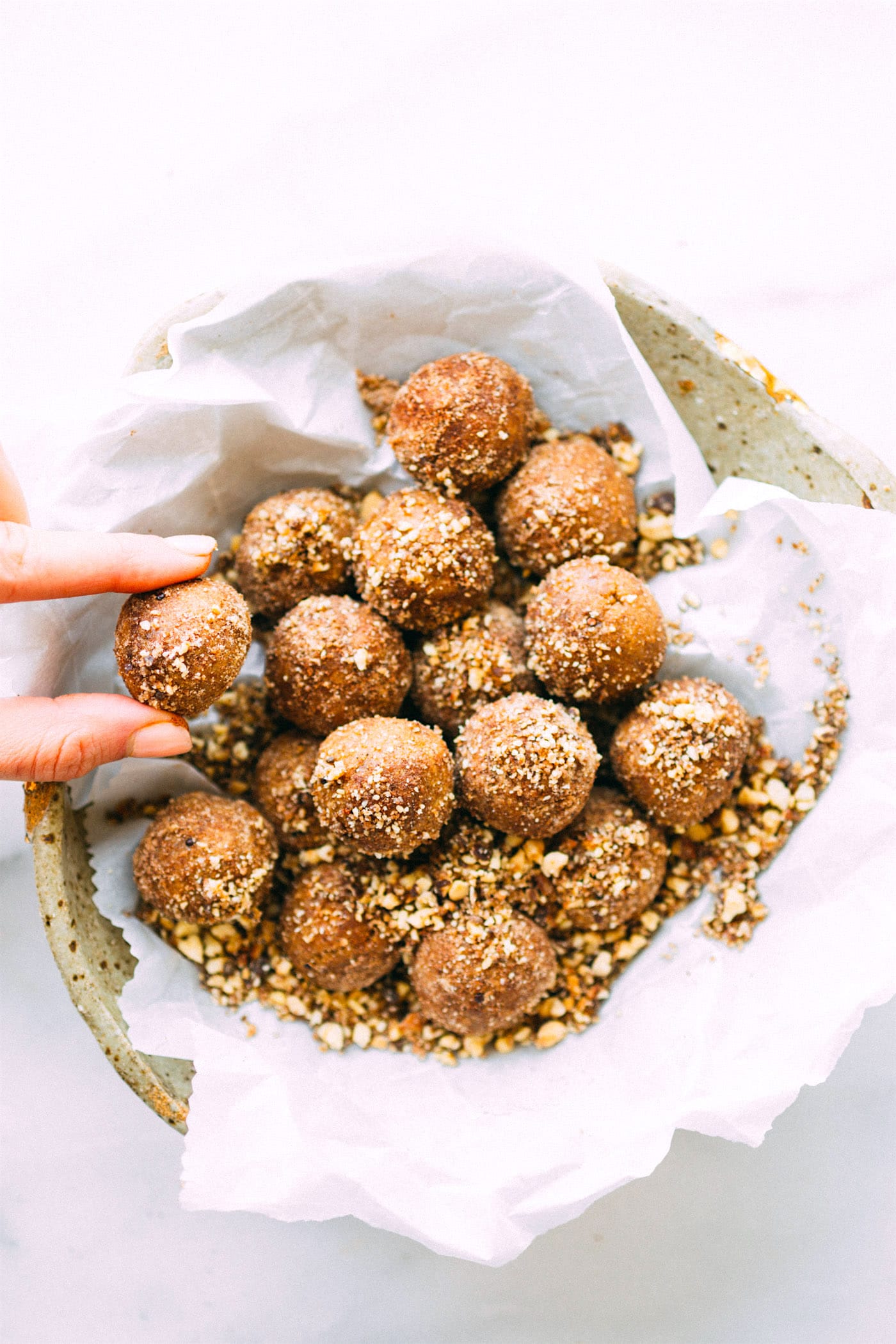 No Bake Breakfast Cookie Bites with wholesome ingredients! Rich in fiber, protein, and vegan! Cinnamon, oats, nuts, molasses, maple syrup! Breakfast to go!