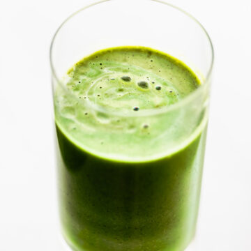 Close up image of superfood green kiwi smoothie with spirulina
